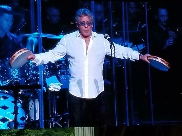 Lady's and Gentlemen, The Who!   Roger10