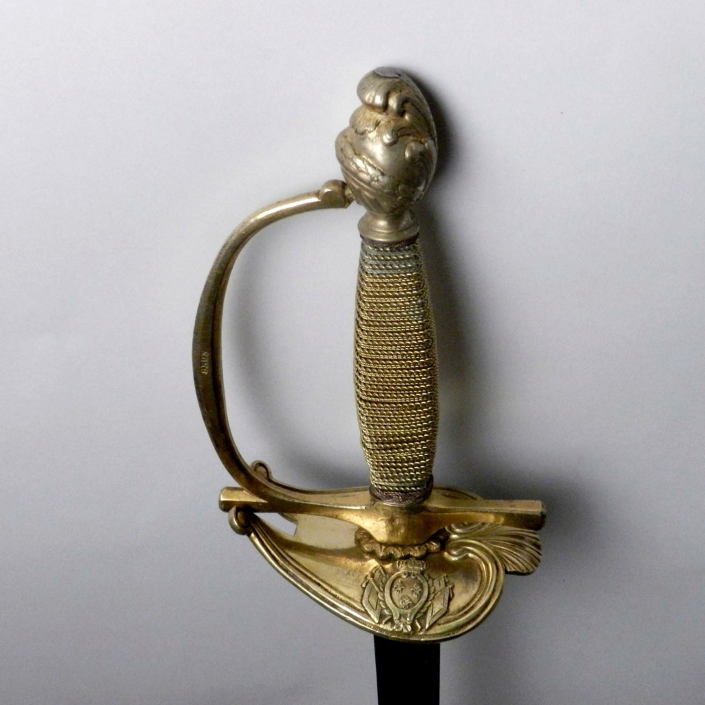éppée gendarme maison du roi?? -1845510
