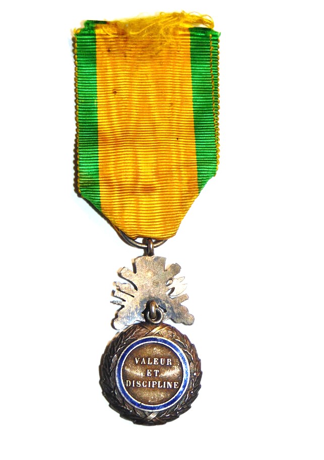 une jolie variante de Medaille Militaire  S-l96012