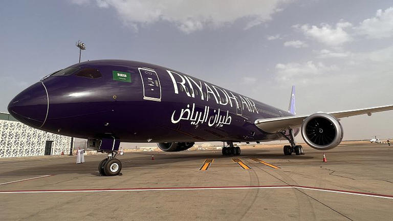 لحظة تاريخية.. "طيران الرياض" يحلّق لأول مرة في سماء السعودية Aa1cte10