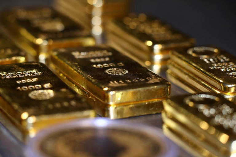 الذهب يسقط قرب الـ 1800 مع صحوة الدولار Aas6rr10