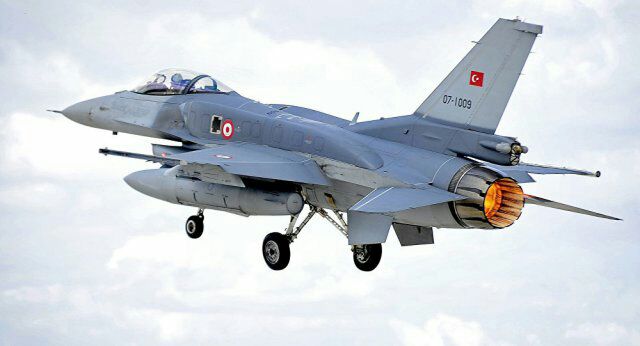 طائرات حربية تركية تشن غارات على... Aa57d510