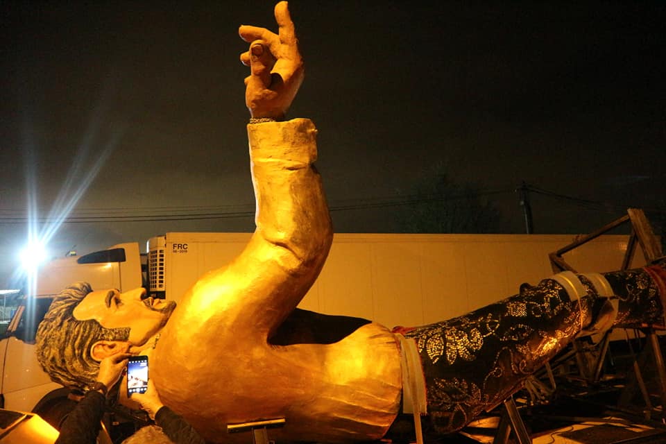 UNE STATUE de 11 mètres de haut devrait être installée sur le champ de mars 47442511