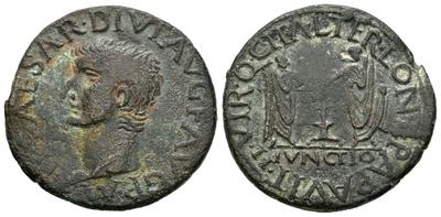 Ilici. As. Cabeza de Tiberio a izquierda, TI CAESAR DIVI AVG F AVG PM/ Dos figuras con toga en pie encajan sobre thymiaterion, debajo IVNCTIO, alr. L TER LON L PAP AVIT II VIR Q C I I A. Emisiones en tiempos de Tiberio, 14-37 dc. ACIP 3209 63382712