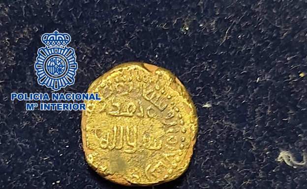 Recuperan un valioso dinar de oro del siglo VIII Foto_110