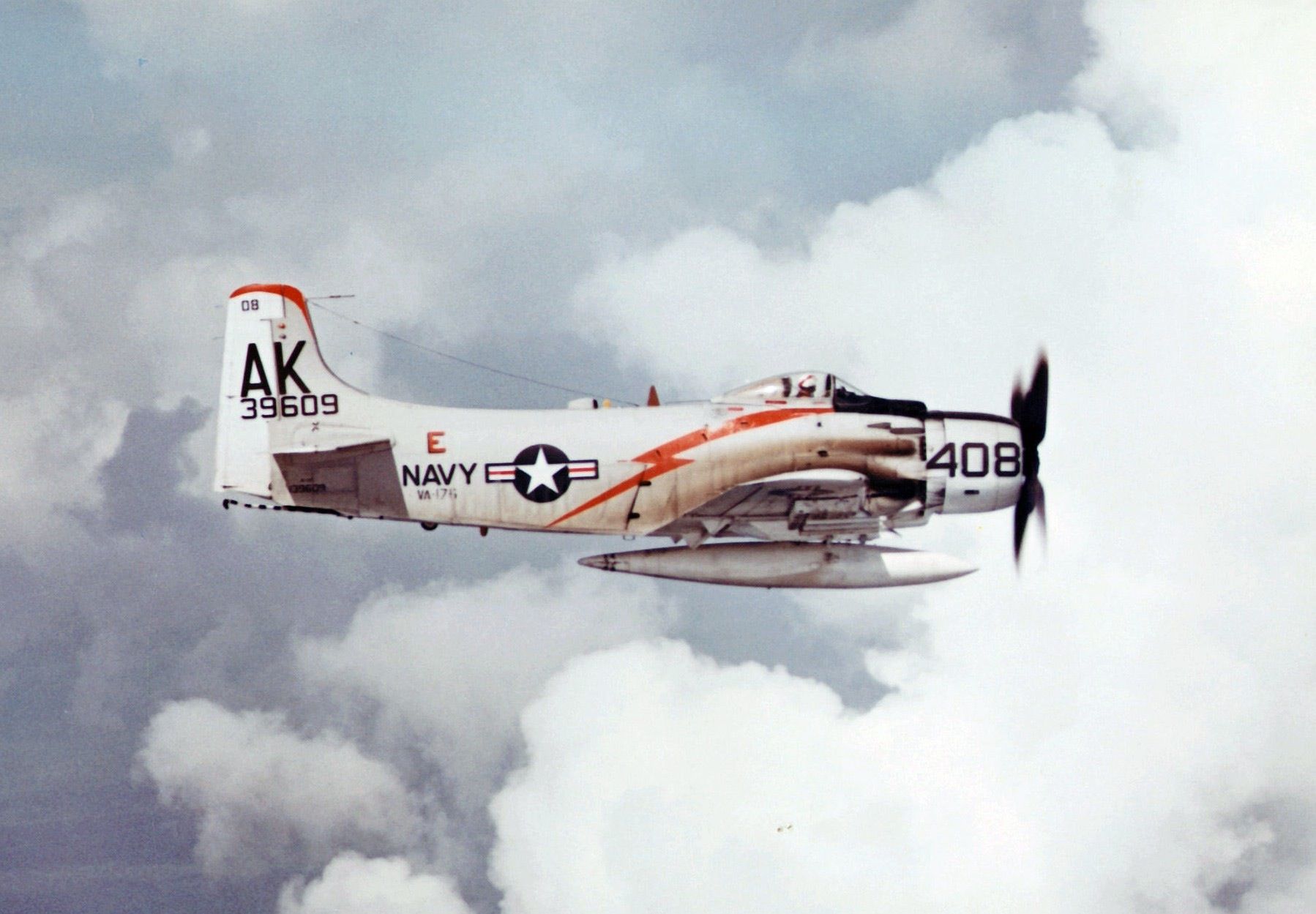 A-1H Skyraider [1/48 MONOGRAM] Skyva110