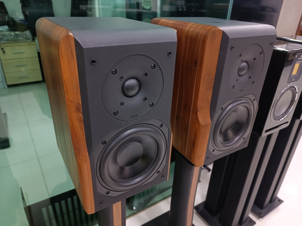 Chario Constellation Delphinus Bookshelf + Speaker Stands (used) Img_2314