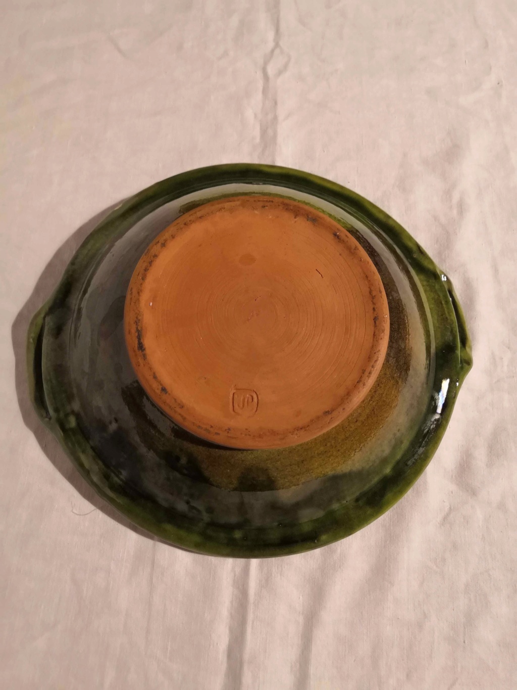 Plat en terre cuite vernissé vert motif colombe signature au tampon JL  pour Jean-Luc Demolliens Poterie de Lhuis Plat310