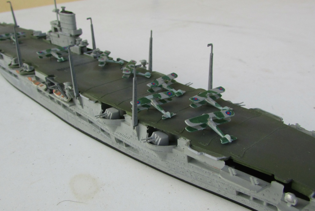 [REVELL] Porte avions HMS ARK ROYAL et son destroyer de la classe TRIBAL 1/720ème Réf 05149 Img_5816