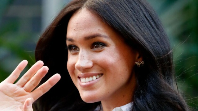 Meghan Markle makes 'evocative' jewellery choices - 'positively dripping in diamonds' Downlo27