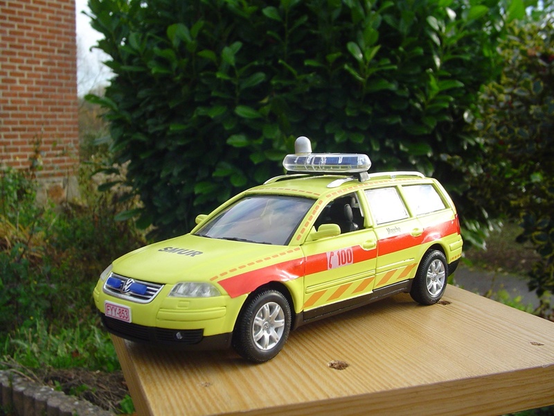 à vendre plusieurs miniatures ambulances smur  02f09510