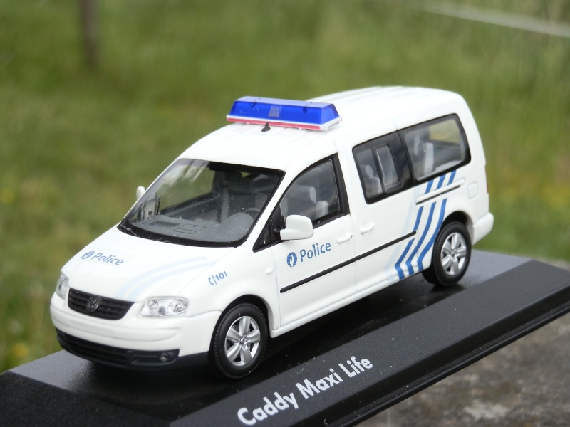 à vendre plusieurs miniatures ambulances smur  P6100410