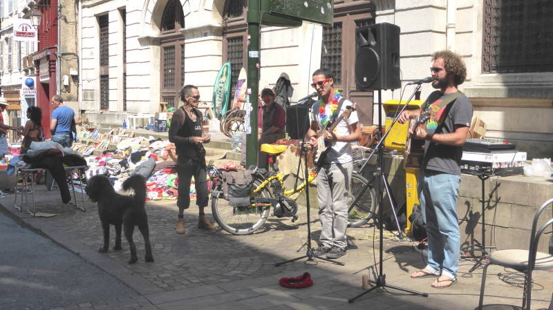 Des chiens au vide-grenier - Page 2 Img_0110