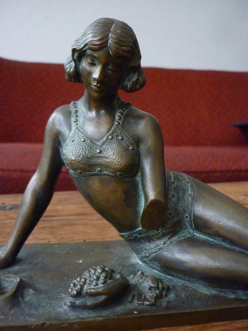 Femme en bronze Art Deco P1630318