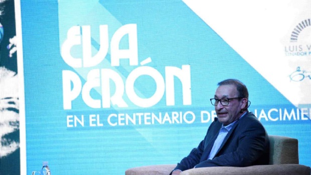 El senador Luis Vivona presentó un libro sobre Evita. 00151