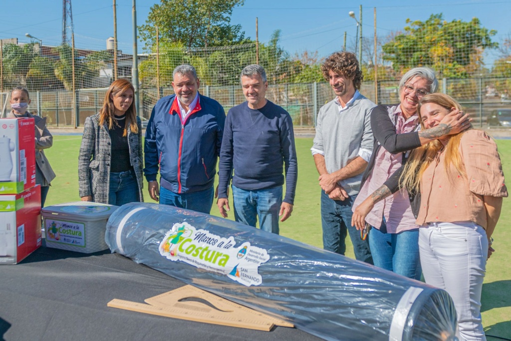 San Fernando: Juan Andreotti y Juan Zabaleta entregaron 60 kits de costura a emprendedores. 00218