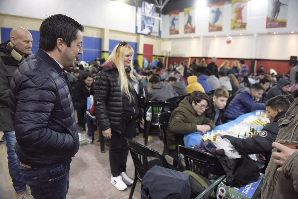 Malvinas Argentinas: 1er Encuentro Regional de Ajedrez. Mil participantes. _jcc0110