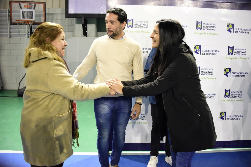 Malvinas Argentinas: entrega de plantillas ortopédicas. Img-2288