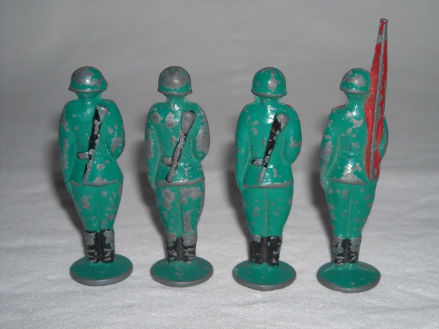 4 Soldats miniatures (fantassins + porte-drapeau) Soldat11