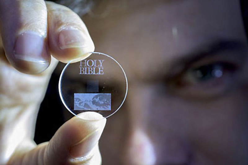 Ce petit disque révolutionnaire peut stocker une immense quantité de données durant 13,8 milliards d’années Disc-513