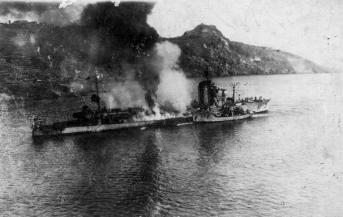 Destroyers italiens (Cacciatorpedinière) Ugolin10