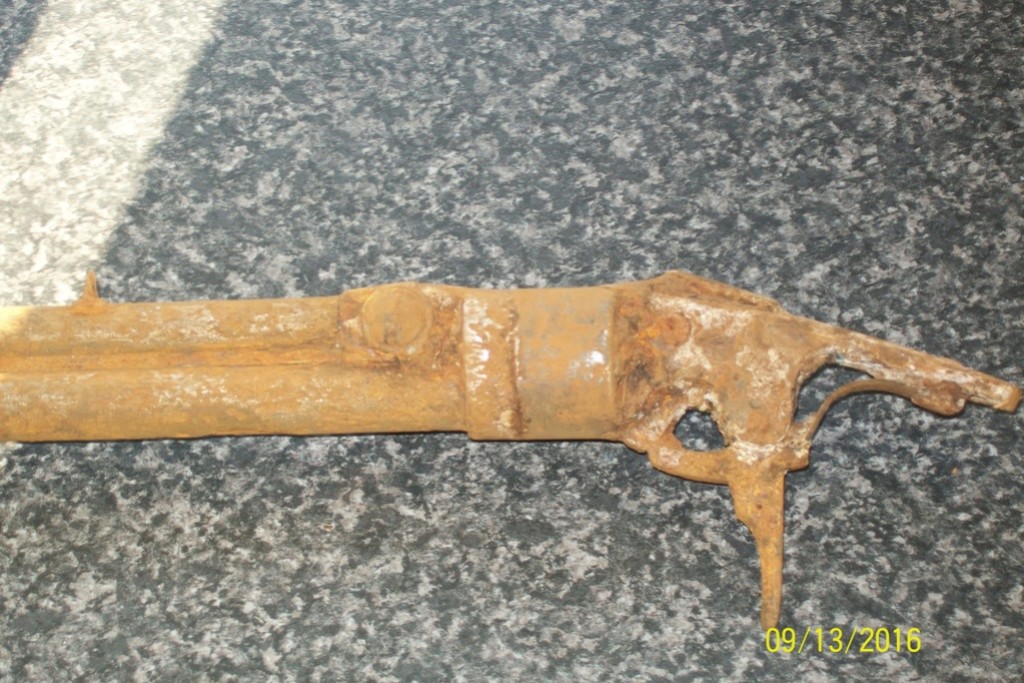 Reste de fusil retrouvé près d'un château dans les Ardennes  100_0614