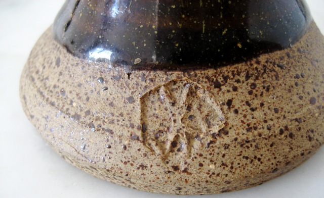 "calice" en grès  émail brun cachet hexagonal à identifier Carafe15