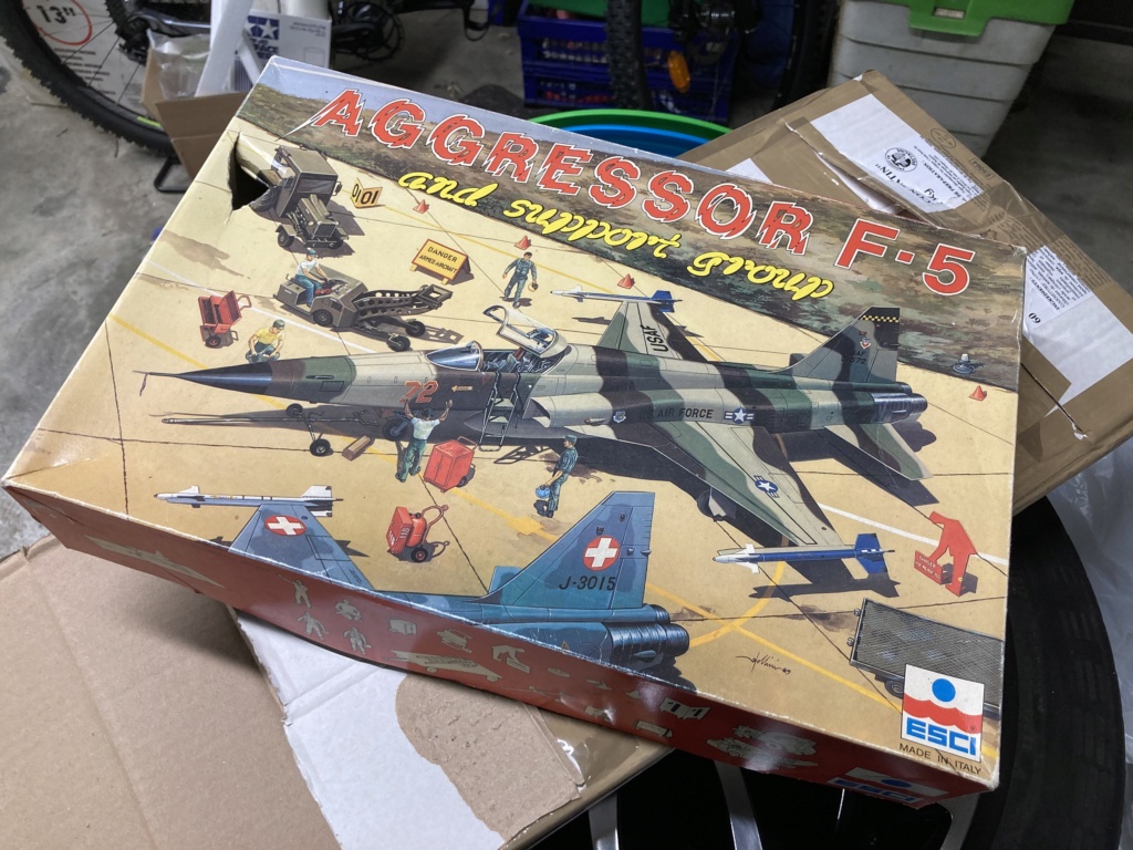 [ESCI] 1/48 - Northrop F-5E Tiger II "Agressor" + support group   (VINTAGE) 33a7aa10