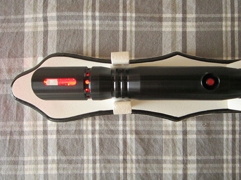 Présentoir custom pour mon sabre laser Img_9716