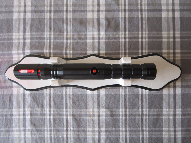 Présentoir custom pour mon sabre laser Img_9717
