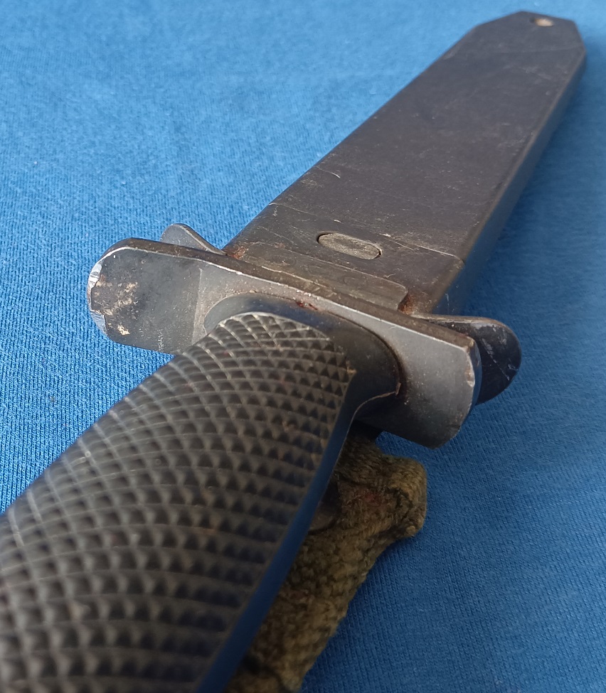 Un autre couteau/baionnette post WW2 à identifier: E66