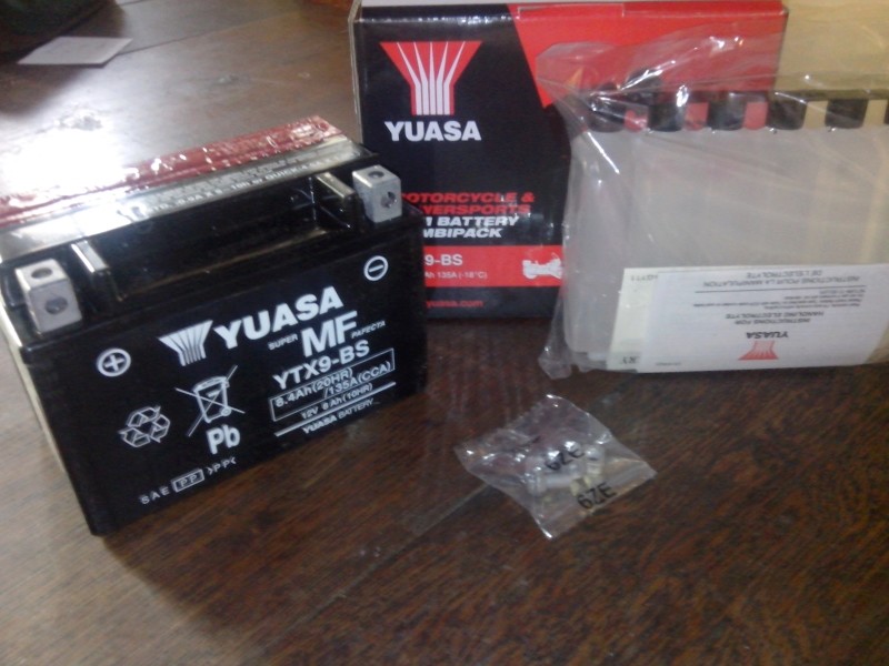Vends batterie YUASA YTX9-BS sans entretien : absolument neuve Img_2012