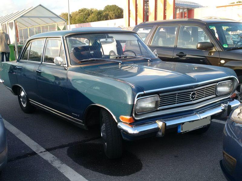 Opel Rekord 1700 L - auf dem Parkplatz schnappgeschossen 124