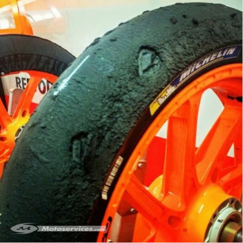 MotoGP 2016 en Aragon :Pedrosa a détruit ses pneus et a du freiner avec les pieds ! Captur10