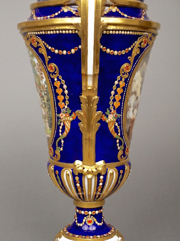 Le goût de Marie-Antoinette pour la porcelaine de Sèvres, décors à effets de perles et pierres précieuses Emuseu14