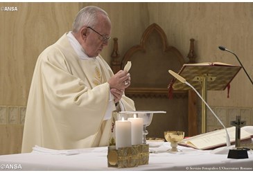   Messe du Pape à Sainte-Marthe: "  S'ouvrir à l'Esprit Saint "  Hostie10