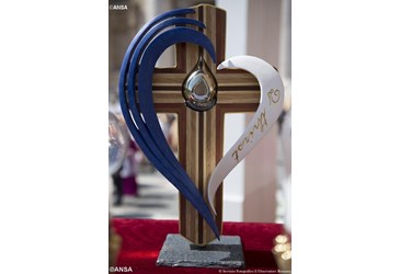 Les reliques de Ste Mère Teresa exposées à la vénération des fidèles Reliqu10