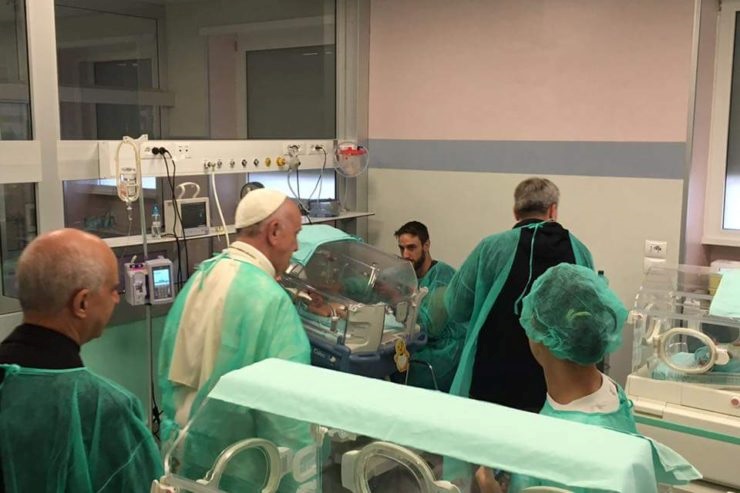 Vendredi de la miséricorde: le pape visite deux structures au service de la vie  Pape_f11