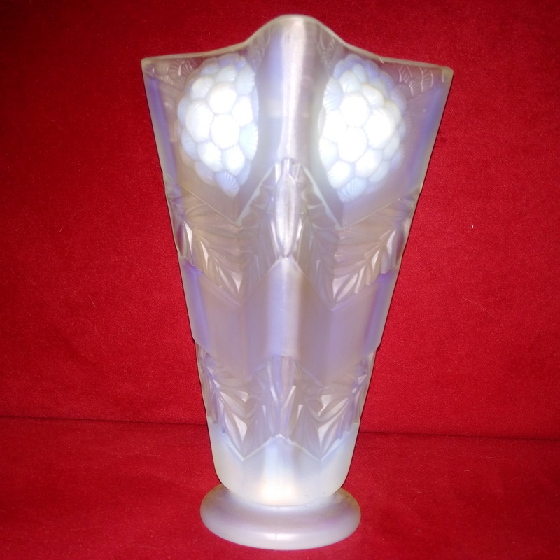 Vase en verre opalescent, décor Art Deco manufacture ? Img_2046
