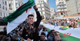 الجزائر: منع نشطاء من المهجر تعسفًا من السفر Captu113