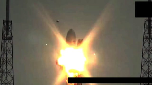 Destruction de la fusée SpaceX Falcon-9 par un OVNI Sans-t10