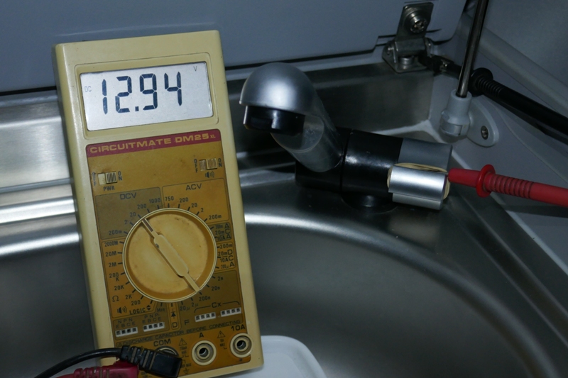 Expérience et test sur robinet de l’évier,ou comment expliquer que le fusible de pompe claque  P1010312