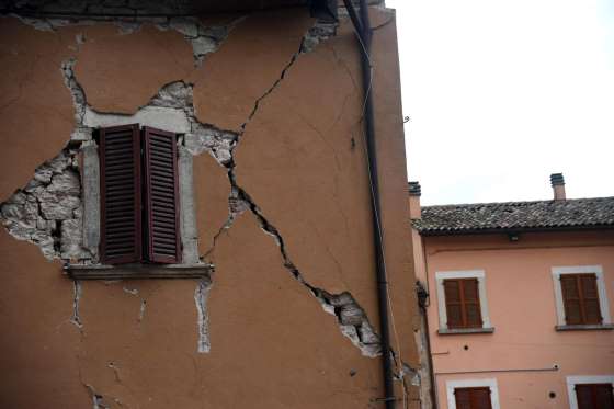 Terremoto, il risveglio tra le macerie Aajsb810