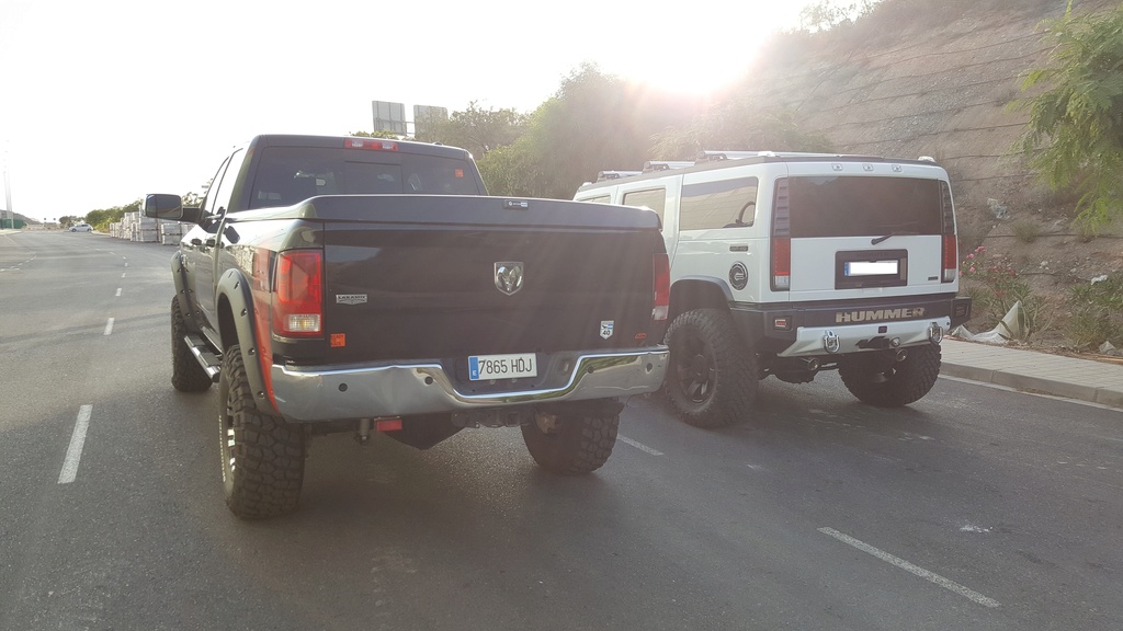 le Hummer H2 n'est pas si imposant que ça ..... 20160915