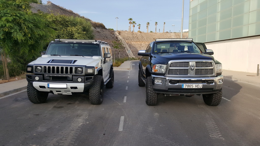 le Hummer H2 n'est pas si imposant que ça ..... 20160917
