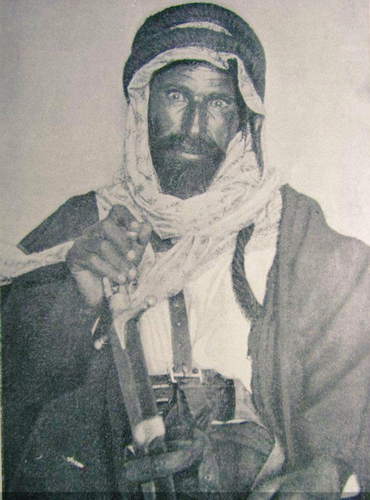 صورة نادرة للشيخ طلال باشا بن فندي الفايز، شيخ مشايخ قبيلة بني صخر 1890م 1909م   Crdeua10