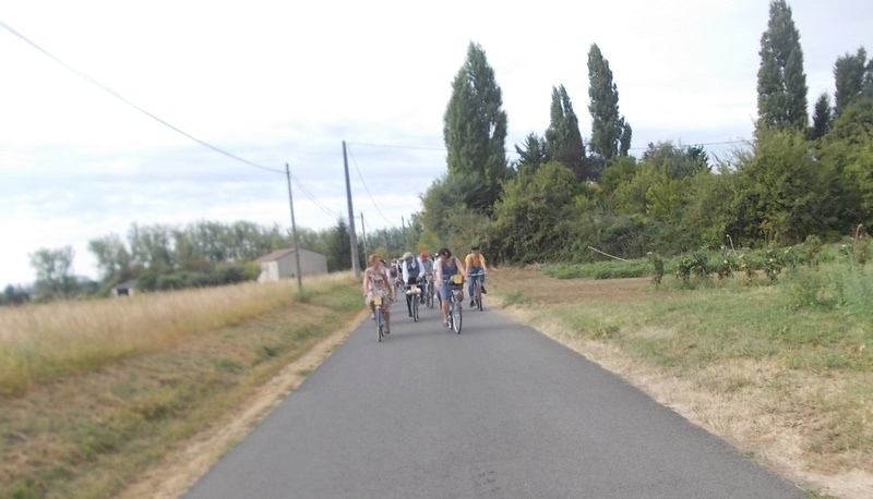 " UN GRAIN DE SELLE DANS VOTRE DIMANCHE " a THOUARS balade vintage le 04.09.2016 Dscn8529