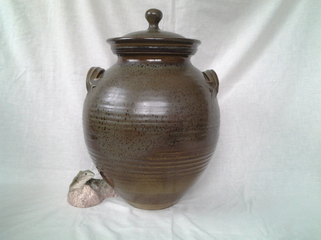 Ray Rogers ----Large stoneware lidded pot 20160810