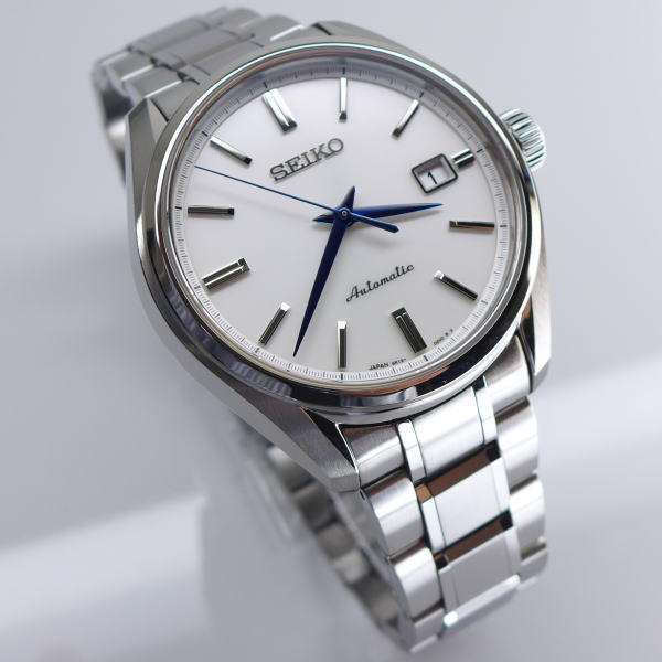Choix d'une montre avec cadran blanc et aiguilles bleues - Page 4 Sarx0310