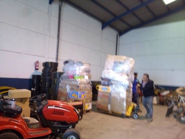 27 okt - 4 pallets met goederen aangekomen bij Villa Felis Transv32
